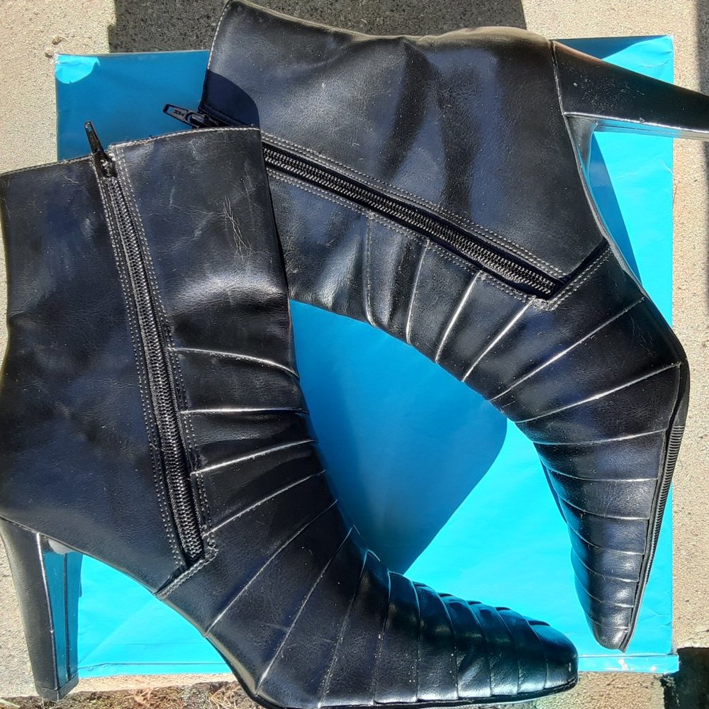 Black Wave Pattern Ankle Heel Boots